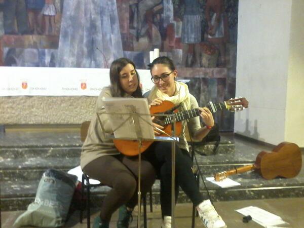 EvaVinu's tweet photo. Nueva modalidad de guitarra por @LaiaAZ y @Angelacl_7 #CoroBetsaida http://t.co/fndQqWQrNf