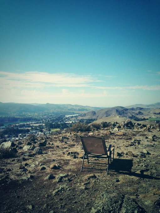 Someone left me a seat on my favorite mountain. This wasn't here yesterday. Don't mind if I do http://t