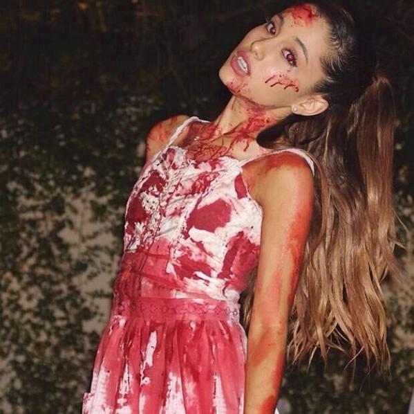 a_belinfante's tweet image. If you tweet #votearianagrande three times this will appear in your mirror