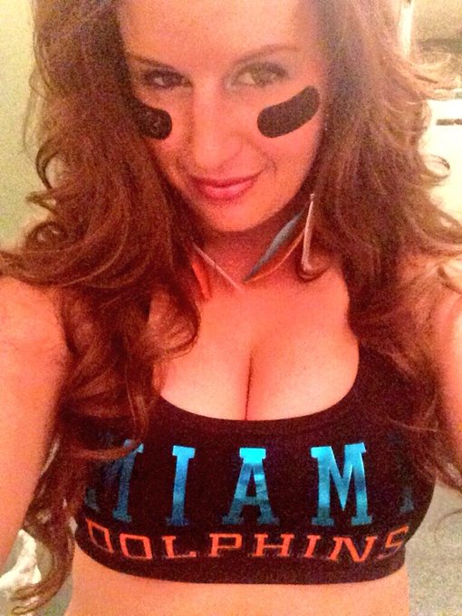 Happy #selfiesunday ... Supporting the fins for their game tomorrow! @SexyNFLFan @COED http://t.co/A