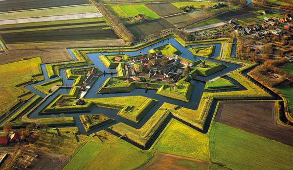 iIusionOptica's tweet photo. Fort Bourtange, situado en el pueblo de Bourtange, Groningen, Países Bajos http://t.co/QbJXl9oz5w
