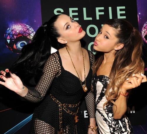 oreojaureguii's tweet photo. Twins
#votearianagrande http://t.co/DQc7j8Gg8W