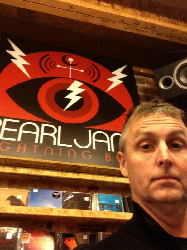 CAMPINSJORGE's tweet photo. Grande mi pana "@MikeMcCreadyPJ: Hanging out at @EasyStRecords in West Seattle love it #LightningBolt http://t.co/uIis1uiAwS"