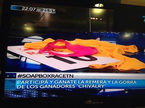 pollitosalafuga's tweet photo. #SoapBoxRaceTN La remera de Pollitos puede ser tuya!! Mira el especial del Rifle @riflevarela por TN!!! http://t.co/onmQl45pfG