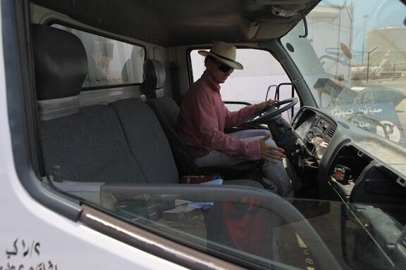 PhilKeoghan's tweet photo. I had to move this truck to shoot my #detour intro #LifeSkills #DriveAStick could save a life #AmazingRace http://t.co/RQy8qUfT7I