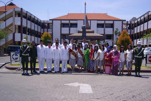 Mahasiswa <a href="/UntagSurabaya/">Universitas 17 Agustus 1945 Surabaya</a> sebelum berangkat mengikuti Parade Juang 2013