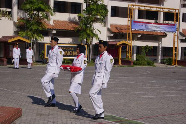 Tim <a href="/paskibratag/">Paskibratag</a> dalam upacara bendera memperingati Hari Pahlawan di kampus <a href="/UntagSurabaya/">Universitas 17 Agustus 1945 Surabaya</a>