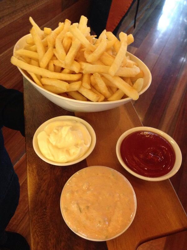 arintji's tweet image. Fat chips &amp;amp; 3 dipping sauces #MTVEMA #VIPAfterParty