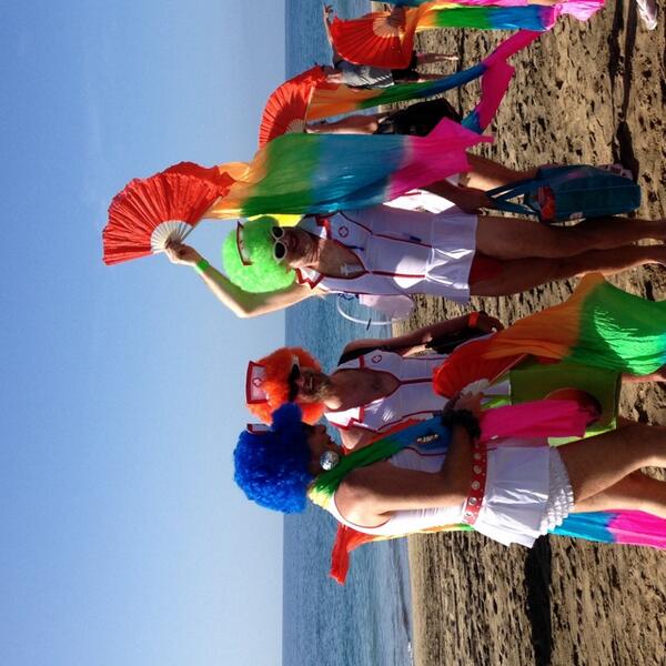 K7Maspalomas's tweet photo. Carnaval de color en Maspalomas!! 🌈☀️🌈 http://t.co/2k3Tt0MCwh