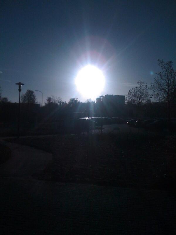 Geephile's tweet image. Snel voordattie niet meer in je ogen schijnt bij het stoplicht