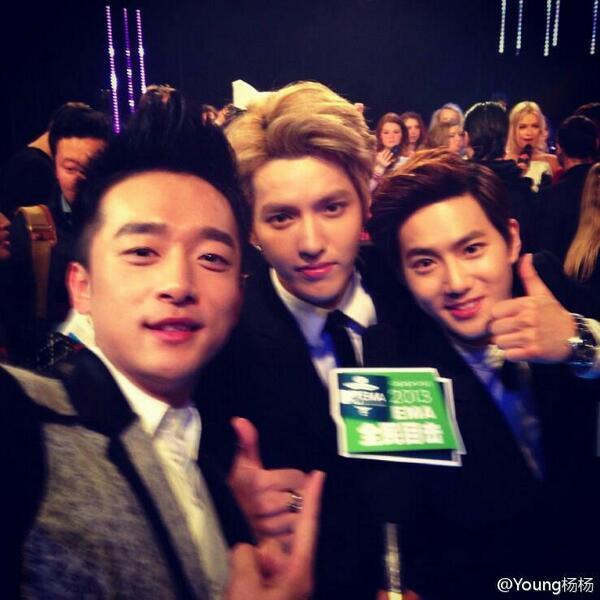 EXOworldID's tweet photo. 131111 Kris and Suho took a selca at MTV EMA 2013 with Young (cr: Young杨杨, EXOtown) http://t.co/YkhYdrvSU3