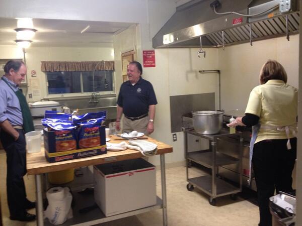 aopal18's tweet photo. Helping in the kitchen while @ahrotary serves breakfast to vets in @AuburnHillsMI 🇺🇸 http://t.co/thwMGeXRAT