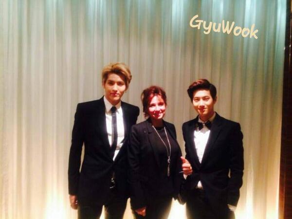 EXOworldID's tweet photo. KrisHo with a mom posed for a photo in the hotel after the EMAs. (cr: Gyuwook, exonyeondan) http://t.co/BNgai4XWmJ