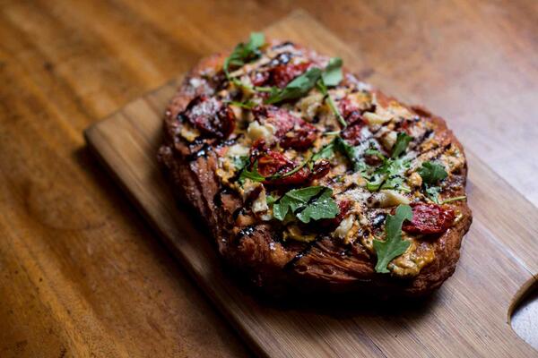 asanghasfu's tweet photo. @JonRaitt No it’s a flatbread,looks yummy.Lately into flatbreads –probably cause love #pizza http://t.co/vpJMR2PTcg #SFUSM
