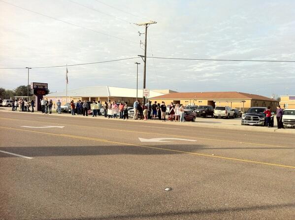 Skidmoretynanhs's tweet photo. S-T HS encourage the Wounded Warrior cyclists on their way to Corpus!
Bobcat proud! http://t.co/bPWCCMTSPV