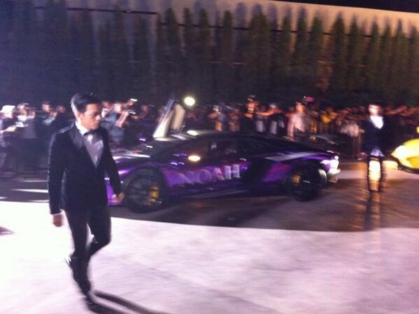 NOAH_ID's tweet photo. Setelah keluar dr lamborghini ungu yg brada di iring2an trdepan @R_besar menyapa rekan2 media http://t.co/CiTwIfK0P1