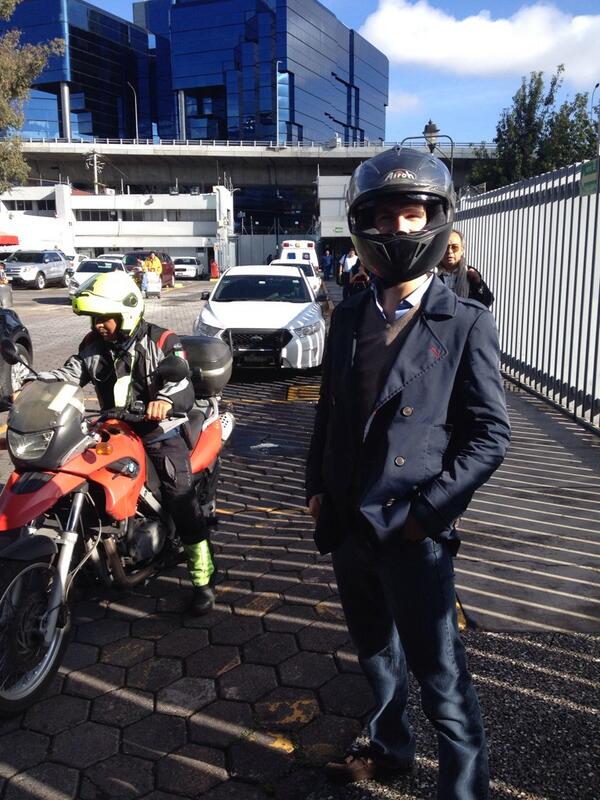 <a href="/elpayo_/">El Payo</a> en moto para llegar a matutino express...