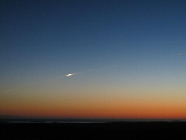 Tuitean desde las Malvinas fotos de la caída de un satélite europeo en el Atlántico BYzRb3QCMAMBUs9