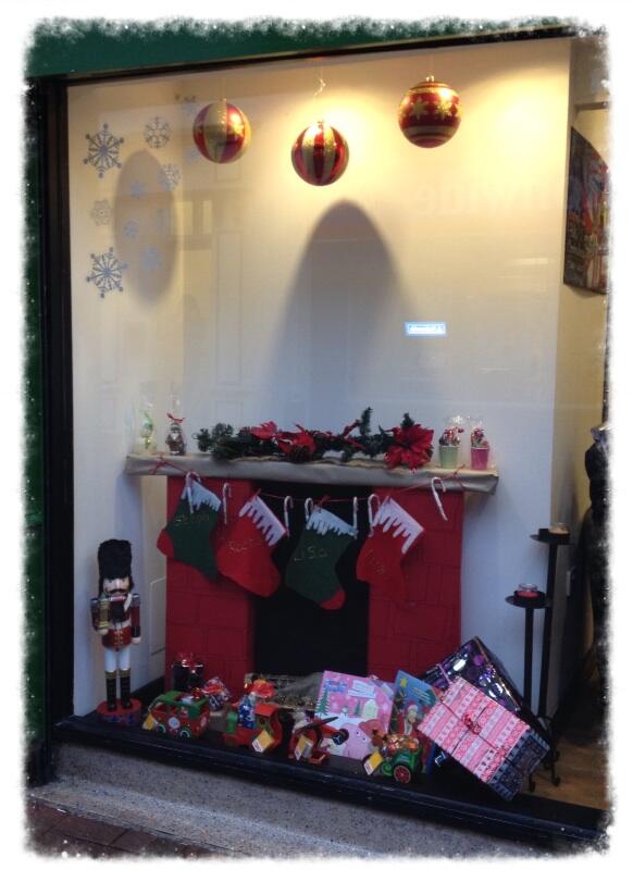 SweetMemsNWest's tweet photo. Christmas decorating is starting!!! #christmas #sweets http://t.co/NnDXU1wL2t