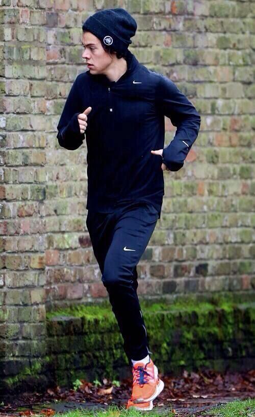 1DUpdates4youh's tweet photo. Harry out for a jog in London #10 http://t.co/GavXDJtTRc