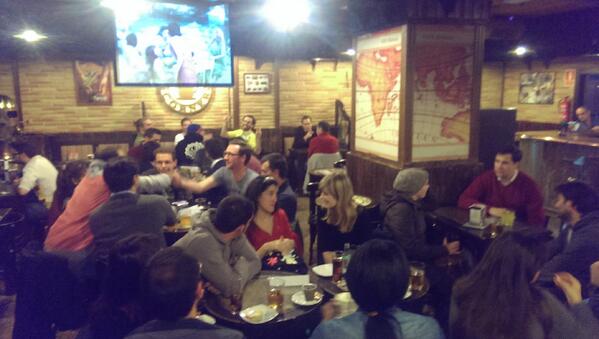 SevillaMeetup's tweet image. Que noche! Mas que 30 personas fueron al intercambio para practicar ingles y español, Sevilla on.fb.me/1cePE3v