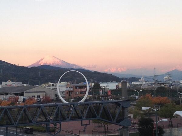 tk5taku3's tweet photo. 清水駅からの風景^ ^夕方の富士もキレイだ♪ http://t.co/wlEGT51r9z