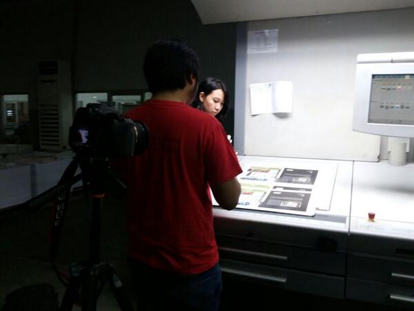 Supervisi naik cetak buku IMAJI kali ini dtemani oleh tim <a href="/vidourmedia/">video + architecture</a> utk video comprof IMAJI-IAAW! #behindthescene