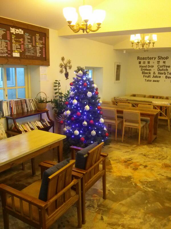 changhoon79's tweet photo. First Christmas tree in this year. ^^ http://t.co/pm7EeI2oFs