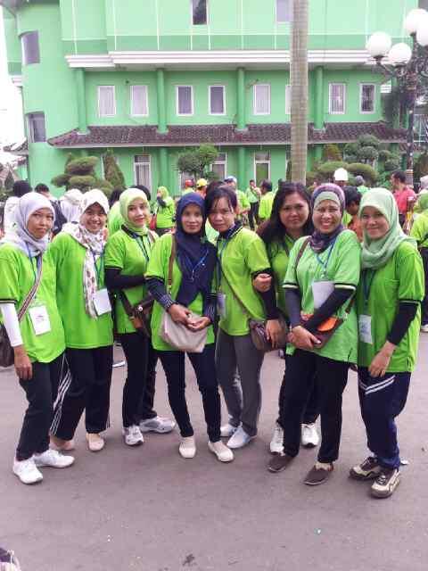 Neimayroely's tweet photo. Jalan Santai Hari Kesehatan Nasional #PemdaKarawang http://t.co/YZUECZVXGI