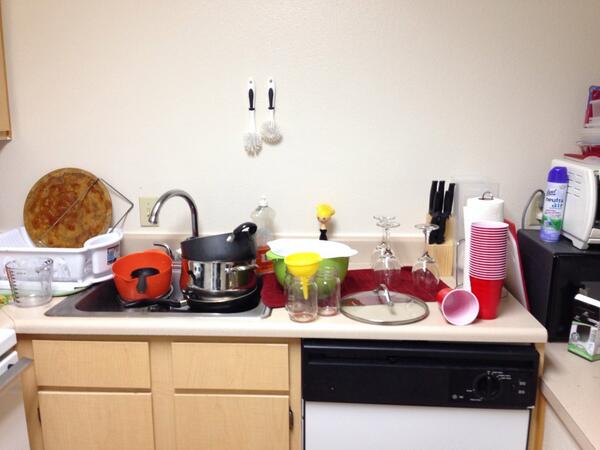 hjspeer's tweet image. Excuse you, roommate #photoone