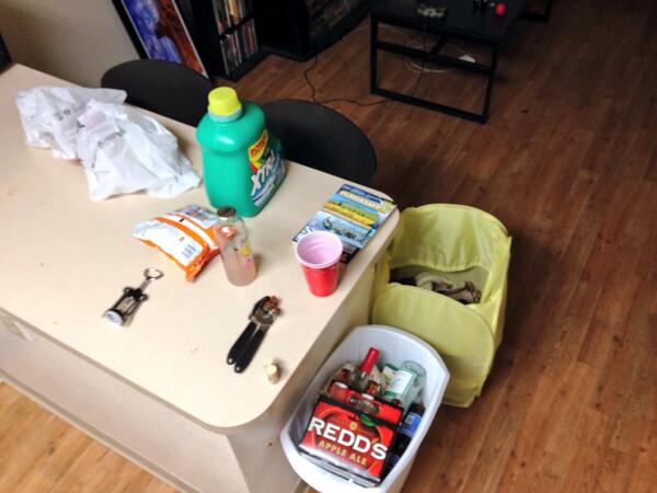 hjspeer's tweet image. Excuse you, roommate #phototwo