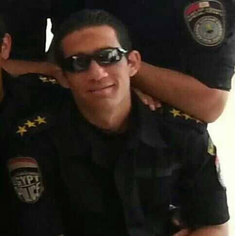 pharaohn's tweet image. Cap. #Ahmed_Samir #Police #Martyr,who #brotherhood killed him,died with 13 L.E ONLY in his pocket !!
RIP