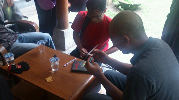 CAB_komik's tweet photo. Sesi tanda tangan oleh tim developer dan komik Dread Out @BCCF_bdg http://t.co/c773Y9IhKL