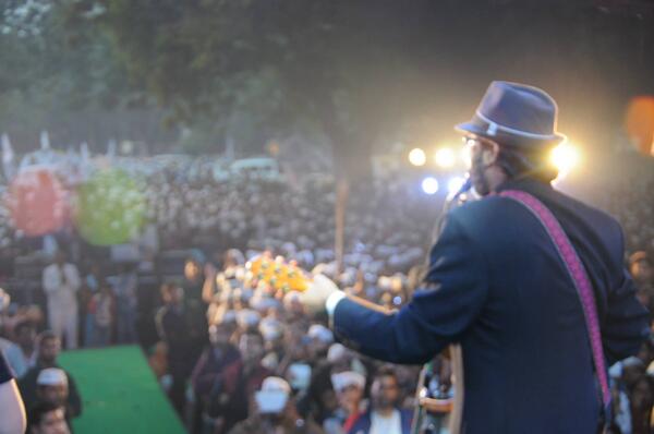 PreetiSMenon's tweet photo. @agneemohan this has become an iconic picture for the movement! Thank you Mohan & Koco Agnee Rocks! #AAPConcert http://t.co/aCCbySa44v