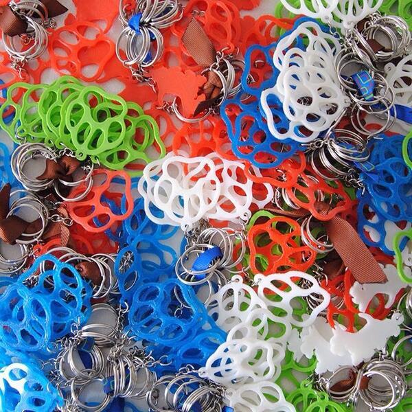 2010Veterinaria's tweet photo. ¿Aún no tienes uno? Elige huella o perro (Rojo, Azul, Verde, Blanco) y por 2 € llévate un #LlaveroVet http://t.co/yRCjz4Slk7