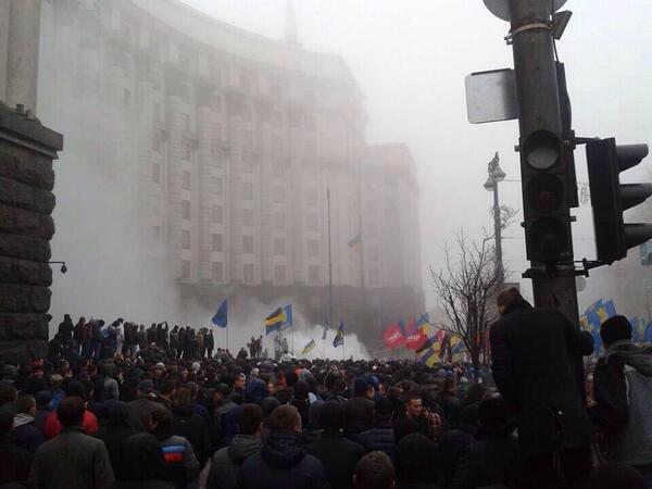 EuroMaydan_eng's tweet image. #ЄвроМайдан #EuroMaydan Protesters charge the Cabinet of Ministers