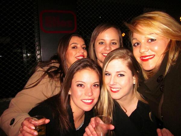 nerea1579's tweet photo. como las echo de menos... :((  @Taniaaatolee @MartaMec @SanchizSara  @CerdanPaula http://t.co/88l7nlfVm3