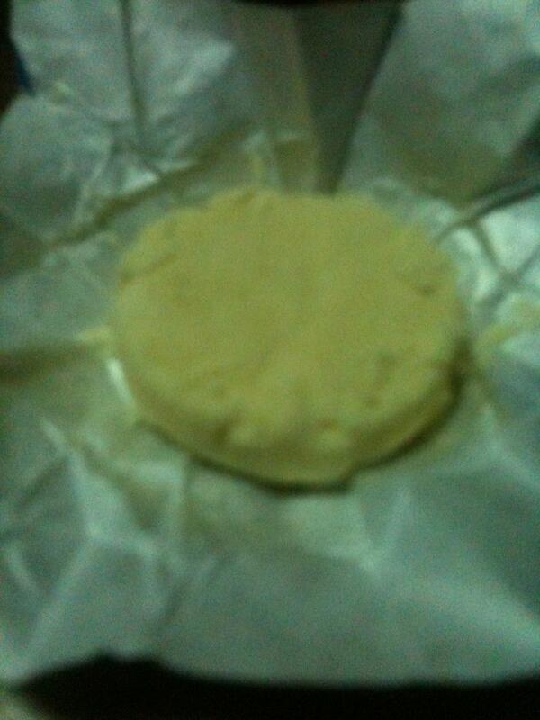 Rica_Arakida's tweet image. Now Watching : #KMJS 

I Cant Stop Eating this fucking Polvoron!! :)) 

#Adiktus! :"&amp;gt;