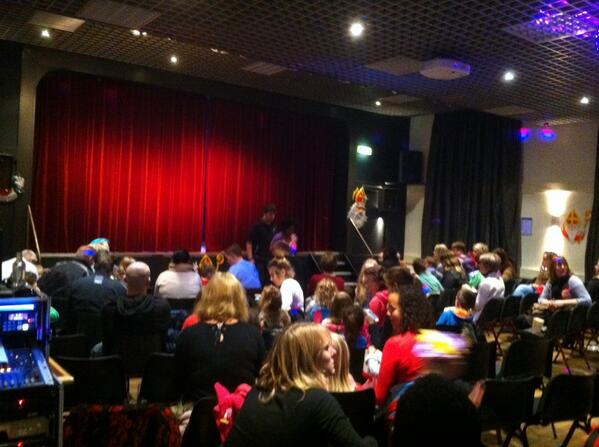 derotsboxtel's tweet photo. Het Sinterklaasfeest gaat zo beginnen! Vele kinderen met hun ouders wachten in spanning af :) http://t.co/JOBW4jkXYG