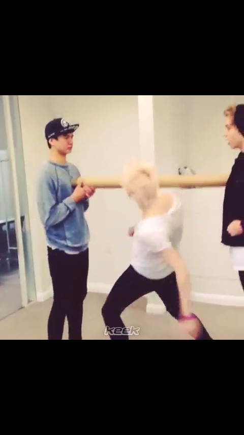 ashtonsholyball's tweet photo. HAHAHAHAHA MIKEY<3 http://t.co/oU9gY7bcU5