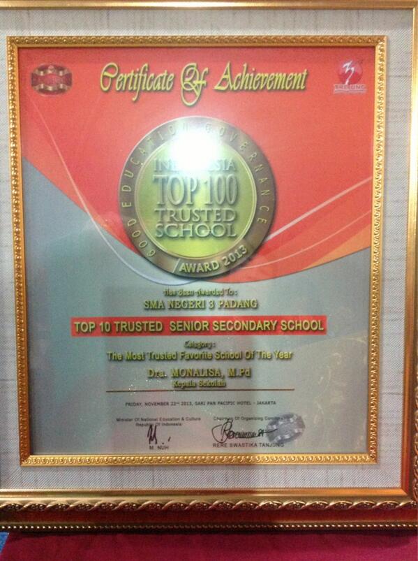 smantripadang's tweet photo. [ACHIEVMENT] SMAN 3 Padang terima Award "10 Sekolah Terpercaya di Indonesia" ditanda tangani Mendikbud M.Nuh http://t.co/B1CjBaXl2I"