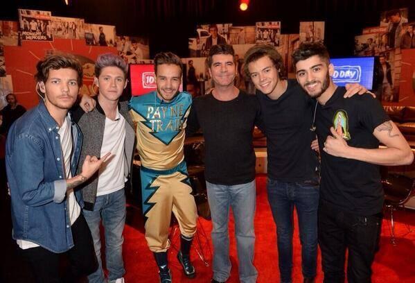 Los chicos con el tito Simon, sos. #mtvstars One Direction