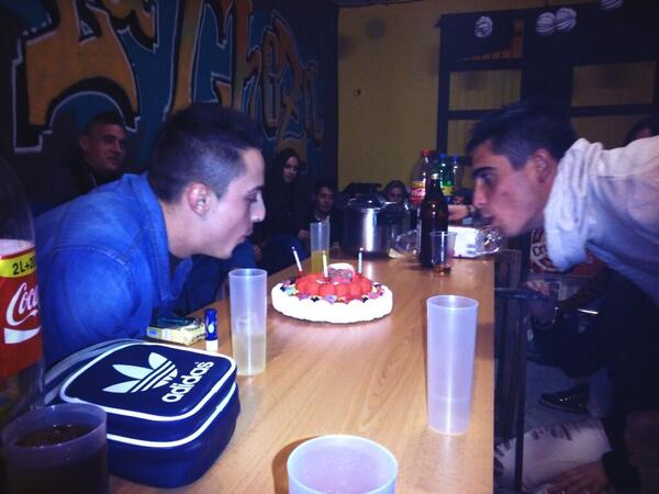 Gorkalello1992's tweet photo. @adamporcar #pau q buena estaba la tarta ajjajajajajaj http://t.co/YdqMOH8FTK