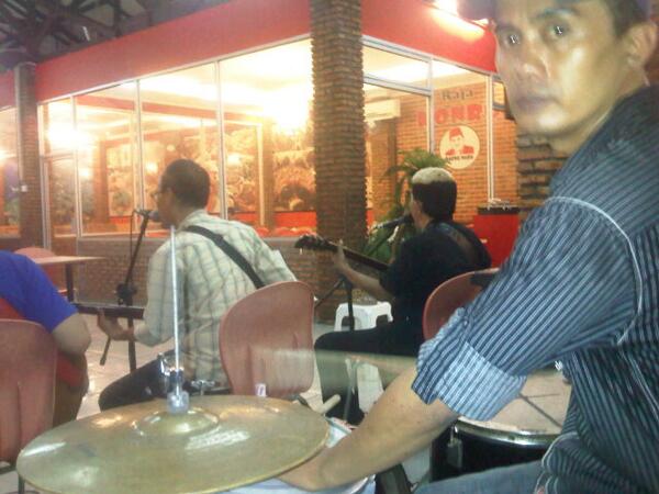 RajaKonro's tweet photo. Ruangan baru AC untuk meroko. Eh pemain band nya nimbrung aja :) http://t.co/4YmXdoXANJ