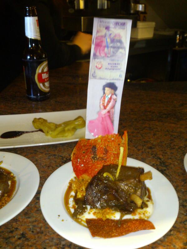 villey81's tweet photo. Hoy toca ruta de la tapa en Chinchon, y no podia faltar el toque taurino @NoemiFriasP http://t.co/Xfm1OTBtvS