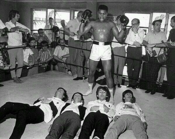 iHistorico's tweet photo. The Beatles conocen a Muhammad Ali en el gimnasio Fifth Street (Miami) durante su tour americano (February, 1964). http://t.co/5cnvWEfH97