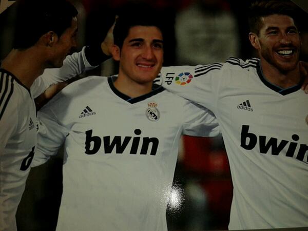 julioahg86's tweet photo. Aqui os dejo una foto con cristiano y sergio celebrando la victoria de ayer contra el almeria http://t.co/rs05TkB4kg