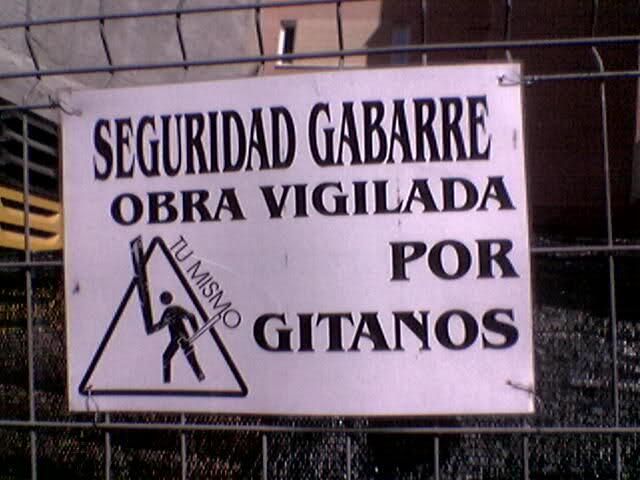 Moro increpando a ciudadano por comer una manzana