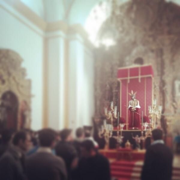 Momentos durante la igualá. Los hermanos costaleros esperando ser igualados. (foto: <a href="/rigodon_/">RoBeR R!GoDóN #Xv</a> )