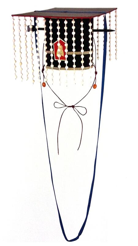 고려의 면류관이 정확히 어떤 형태였는지는 알 수 없어. 당대의 복식 등으로 미루어 추측할 뿐이지. 그래서 복원품마다 형태가 조금씩 다르단다. 이 관은 12류면으로, 매 류마다 12개의 백옥 구슬을 달았어.